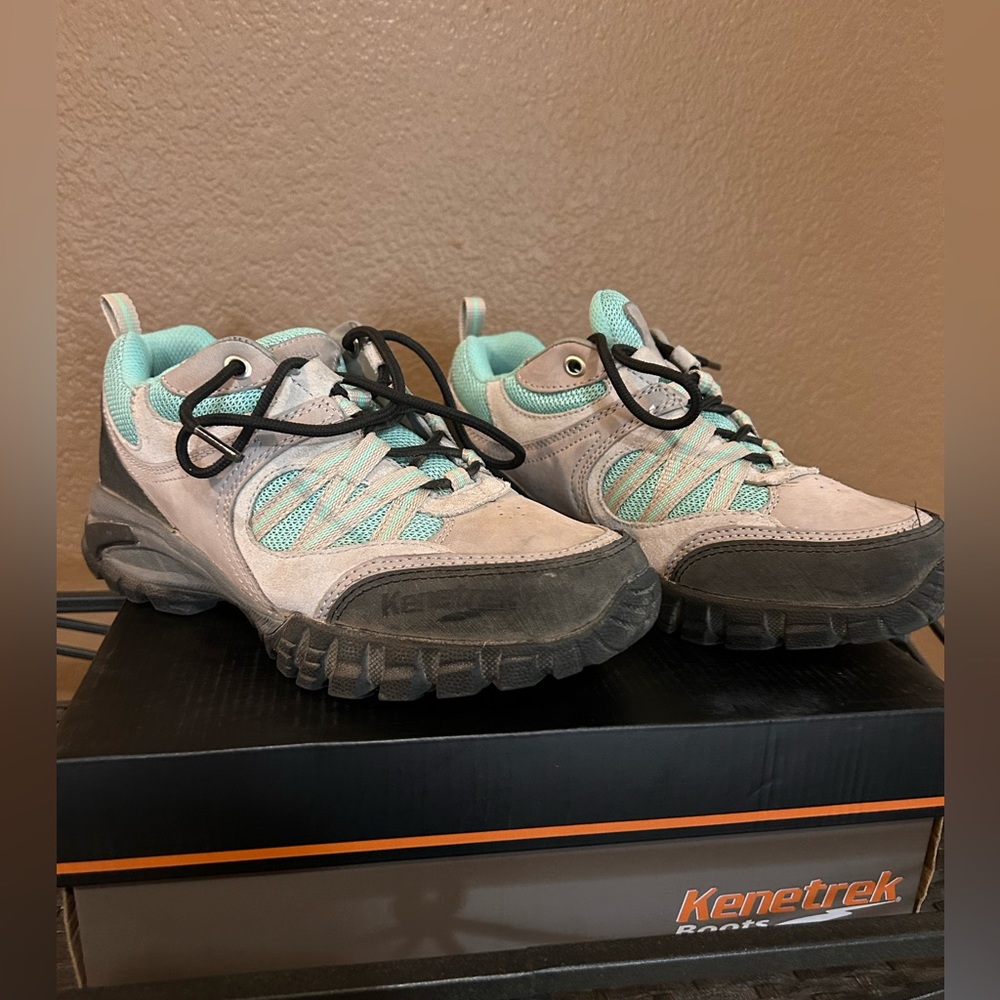 Kenetrek Women’s Bridger Ridge Low boot, Size 7, but fits like 7.5